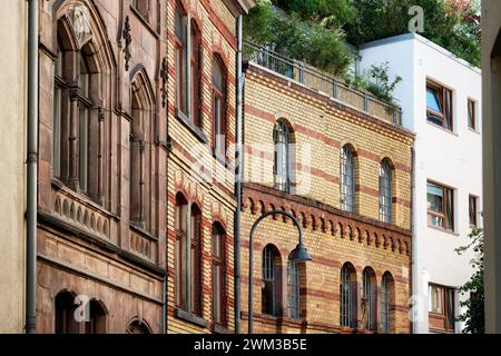 Historische Gebäude neben Neubauten in der kölner Altstadt im eigelstein-Viertel Stockfoto