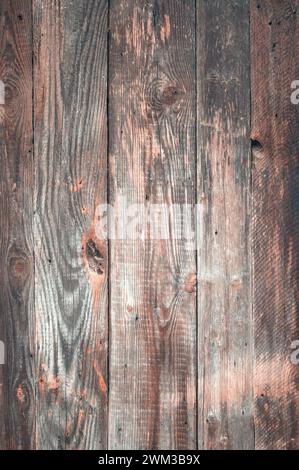 Alte braune rustikale dunkle Holzbretter. Alte Holzdiele Textur Hintergrund. Alter Holzzaun. Die Textur alter verwitterter Bretter. Retro-Hintergrund. Grau dunkel Stockfoto