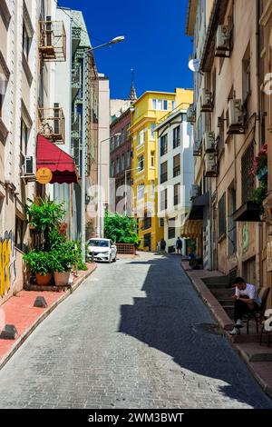 Eine typische Gasse mit malerischen bunten Gebäuden in der Stadt Istanbul Stockfoto