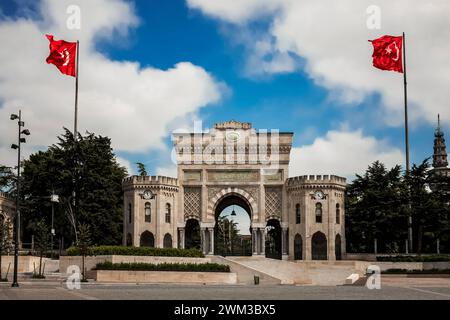 Haupteingang zum Istanbuler Universitätscampus im Viertel Fatih Stockfoto