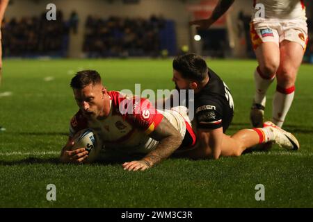 London, Großbritannien. Februar 2024. Tariq Sims von Catalan Dragons erzielte einen Versuch, das Ergebnis 0-8 während des Super League-Spiels zwischen London Broncos und Catalan Dragons am 23. Februar 2024 in Plough Lane in London zu erreichen. Foto von Ken Sparks. Nur redaktionelle Verwendung, Lizenz für kommerzielle Nutzung erforderlich. Keine Verwendung bei Wetten, Spielen oder Publikationen eines einzelnen Clubs/einer Liga/eines Spielers. Quelle: UK Sports Pics Ltd/Alamy Live News Stockfoto