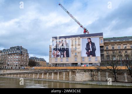 Zwei große Gucci-Werbetafeln auf den Gerüsten der Renovierungsarbeiten eines Pariser Gebäudes an der seine Stockfoto