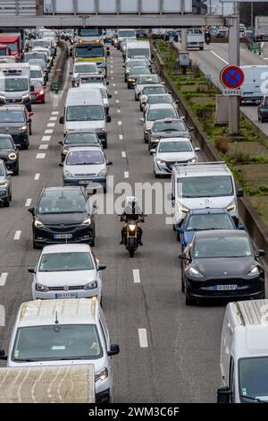 Motorradfahrt zwischen zwei Linien auf dem Pariser Boulevard Périphérique. In Frankreich wird der Umlauf von Krafträdern getestet Stockfoto