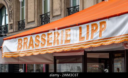 Nahaufnahme des Schilds auf der Markise der Brasserie Lipp, einer berühmten traditionellen Pariser Brasserie im Pariser Viertel Saint-Germain-des-Pres Stockfoto