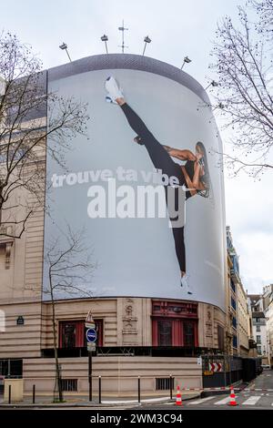 Große Werbetafel von Nike, auf der die Gerüste der Restaurierungsarbeiten eines alten pariser Gebäudes abgebildet sind Stockfoto
