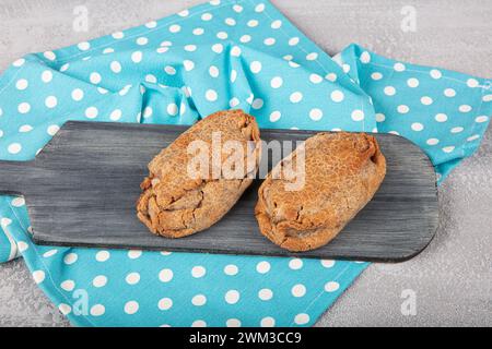 Apple-Cookies. Glutenfreie Kekse aus Buchweizenmehl, gesüßt mit Äpfeln. Cookies gefüllt mit Apfelmus. Mediterrane Küche Delikatessen Stockfoto