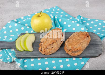 Apple-Cookies. Glutenfreie Kekse aus Buchweizenmehl, gesüßt mit Äpfeln. Cookies gefüllt mit Apfelmus. Mediterrane Küche Delikatessen Stockfoto