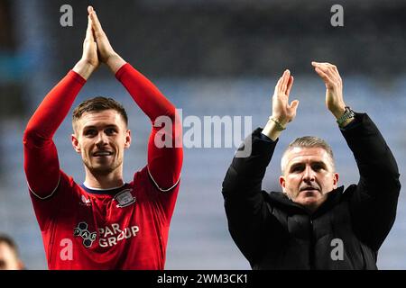 Preston North End-Manager Ryan Lowe (rechts) und Liam Lindsay applaudieren den Fans nach dem letzten Pfiff im Sky Bet Championship-Spiel in der Coventry Building Society Arena in Coventry. Bilddatum: Freitag, 23. Februar 2024. Stockfoto