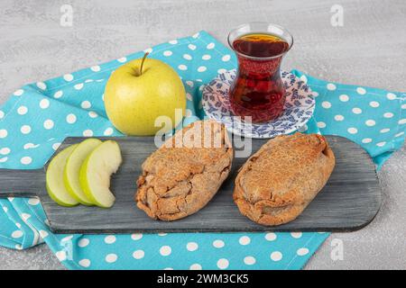 Apple-Cookies. Glutenfreie Kekse aus Buchweizenmehl, gesüßt mit Äpfeln. Cookies gefüllt mit Apfelmus. Mediterrane Küche Delikatessen Stockfoto