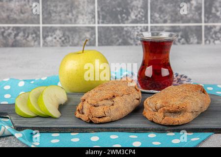 Apple-Cookies. Glutenfreie Kekse aus Buchweizenmehl, gesüßt mit Äpfeln. Cookies gefüllt mit Apfelmus. Mediterrane Küche Delikatessen Stockfoto