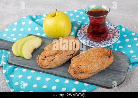 Apple-Cookies. Glutenfreie Kekse aus Buchweizenmehl, gesüßt mit Äpfeln. Cookies gefüllt mit Apfelmus. Mediterrane Küche Delikatessen Stockfoto