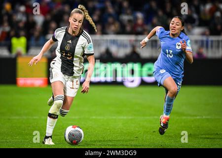 Decines-Charpieu, Frankreich, Frankreich. Februar 2024. Giulia GWINN (Deutschland) und Selma BACHA (Frankreich) während der UEFA Women's Nations League, einem Halbfinalspiel zwischen Frankreich und Deutschland im Groupama-Stadion am 23. Februar 2024 in Decines-Charpieu bei Lyon, Frankreich. (Kreditbild: © Matthieu Mirville/ZUMA Press Wire) NUR REDAKTIONELLE VERWENDUNG! Nicht für kommerzielle ZWECKE! Stockfoto