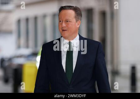 Lord David Cameron, Staatssekretär für auswärtige Angelegenheiten, Commonwealth and Development Affairs, trifft vor S beim BBC-Sender Portland Street ein Stockfoto