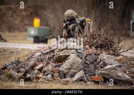 Der dritte Tag des 310. ESC Best Warrior Competition, 6. Februar 2024, bestand aus dem Army Combat Fitness Test, einer Patrouillengasse und Medien auf dem Schlachtfeld in Camp Atterbury, Indiana. Sergeant Theron Bullcock hat die Sicherheitskontrolle abgezogen, während er in einem "Portuni-Dorf" auf Patrouille war. Stockfoto