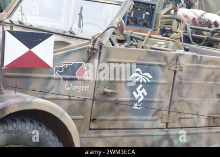 Volkswagen Typ 82 Kübelwagen, 4-türiger Utility Roadster, Militärfahrzeug, Palme und Hakenkreuz Symbol, Stockfoto