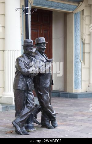 Nun, hier ist noch ein nettes Chaos, in das du mich gebracht hast, Laurel und Hardy Statue in Ulverston, Cumbria Stockfoto