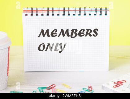 NUR DER Text der MITGLIEDER IST auf einem Blatt Papier eines auf dem Tisch stehenden Notizbuchs geschrieben Stockfoto