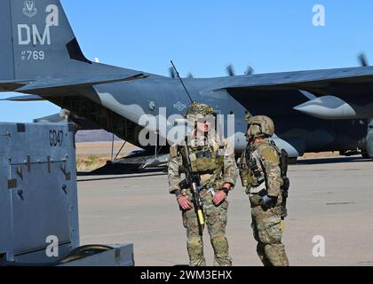 Die US-Flieger, die der 48th Rescue Squadron zugeteilt wurden, kommunizieren Operationstaktiken während der Übung Agile Angel in Fort Huachuca, Ariz., 20. Februar 2024. Übung Agile Angel kombinierte Flieger aus Kampfrettungsoffizier, Pararescueman, Survival, Evasion, Widerstand und Flucht sowie taktischen Air Control Party Karrierefeldern, um außerhalb ihrer traditionellen Mission zu operieren, eine Landezone einzurichten, einen Vorwärtsbereich zu betanken, Kampfumkehrungen durchzuführen und integrierte Kampfeinsätze durchzuführen und Personal-Bergungsoperationen neu zu Rollen. (Foto der U.S. Air Force von Staff Sgt. Abbey Rieves) Stockfoto