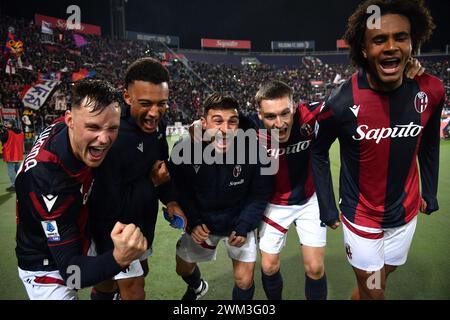 Foto Massimo Paolone/LaPresse 23. Februar 2024 - Bologna, Italia - Sport, calcio - Bologna vs Verona - Campionato italiano di calcio Serie A TIM 2023/2024 - Stadio Renato Dall'Ara. Nella Foto: Sam Beukema (FC Bologna), Dan Ndoye (FC Bologna), Riccardo Orsolini (FC Bologna), Michel Aebischer (FC Bologna), Joshua Zirkzee (FC Bologna) esultano per la vittoria 23. Februar 2024 Bologna, Italien - Sport, calcio - Bologna vs Verona - italienische Fußballmeisterschaft der Serie A 2023/2024 - Renato'Ara Stadium. Im Bild: Sam Beukema (Bologna FC), Dan Ndoye (Bologna FC), Riccardo Orsolini Stockfoto
