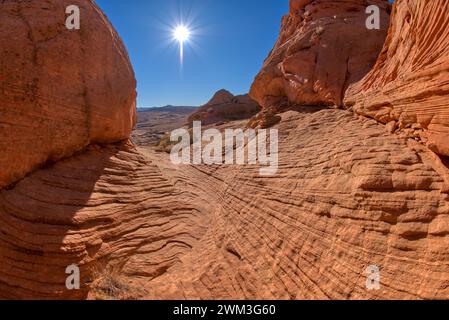 Ein schmaler Canyon, der auf eine Felseninsel bei Ferry Swale in der Glen Canyon Recreation Area in der Nähe von Page Arizona führt. Stockfoto