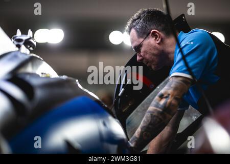 Alpine Endurance Team, Mechaniker, Mecanicien, Ambiente während des Prologs der FIA-Langstrecken-Weltmeisterschaft 2024, vom 24. Bis 26. Februar 2024 auf dem Losail International Circuit in Lusail, Katar Stockfoto