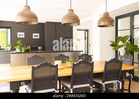 Moderne Küche und Essbereich mit eleganter Einrichtung Stockfoto