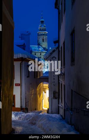 Winterblick auf Cesky Krumlov, malerische Häuser unter dem Schloss mit schneebedeckten Dächern. Enge Gassen und die Moldau. Reise und Urlaub in Stockfoto