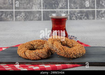 Vegane glutenfreie Bagels aus Buchweizenmehl und mit Sesamsamen überzogen. Gesundes Frühstück. Stockfoto