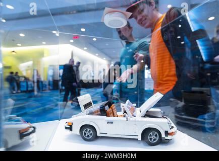 Toronto, Kanada. Februar 2024. Auf der Canadian International AutoShow (CIAS) 2024 in Toronto, Kanada, wird ein LEGO-Auto am 23. Februar 2024 gezeigt. Die Sonderschau mit verschiedenen LEGO-Fahrzeugen findet vom 16. Februar bis 25. Februar auf dem CIAS 2024 statt. Quelle: Zou Zheng/Xinhua/Alamy Live News Stockfoto