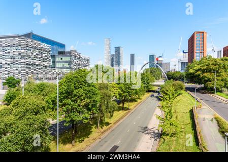 Manchester Skyline von der Princess Street aus gesehen an einem sonnigen Sommertag Stockfoto