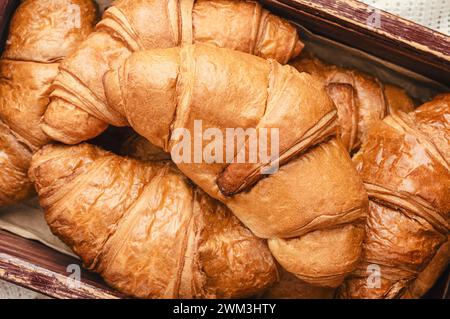 Frisch gebackene, goldbraune französische Croissants. Köstliche süße Croissants Konzept. Traditionelles hausgemachtes französisches Gebäck zum Frühstück. Croissant für puf Stockfoto