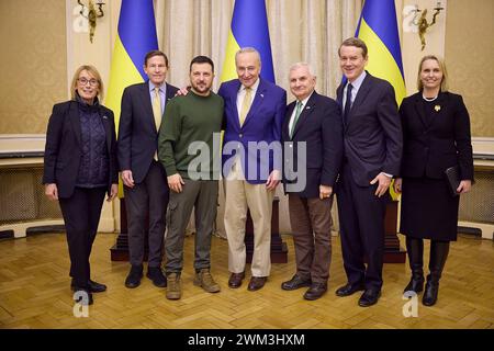 Lviv, Ukraine. Februar 2024. Ukrainischer Präsident Wolodymyr Zelenskyj, 3. Rechts, posiert für ein Gruppenfoto mit einer Delegation des US-Senats unter der Leitung des Mehrheitsführers Sen Chuck Schumer, D-NY, Zentrum, 23. Februar 2024 in Lemberg. Ukraine. Von links: US-Senatoren Maggie Hassan, Richard Blumenthal, ukrainischer Präsident Wolodymyr Zelenskyy, Senatoren Chuck Schumer, Jack Reed, Michael Bennet und Amb. Bridget Brink. Quelle: Pool Photo/Ukrainische Präsidentenpresse/Alamy Live News Stockfoto