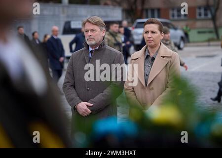 Lviv, Ukraine. Februar 2024. Der dänische Premierminister Mette Frederiksen (rechts) und der Ehemann Bo Tengberg (links) zollen gefallenen Soldaten auf dem Marsfeld innerhalb des Lychakiv-Friedhofs am 23. Februar 2024 in Lemberg (Ukraine) ihre Anerkennung. Quelle: Pool Photo/Ukrainische Präsidentenpresse/Alamy Live News Stockfoto