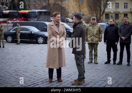 Lviv, Ukraine. Februar 2024. Der ukrainische Präsident Wolodymyr Zelenskyj, rechts, begrüßt den dänischen Ministerpräsidenten Mette Frederiksen von links bei der Ankunft, um gefallenen Soldaten auf dem Marsfeld auf dem Lytschakiw-Friedhof am 23. Februar 2024 in Lemberg, Ukraine, ihre Anerkennung zu zollen. Quelle: Pool Photo/Ukrainische Präsidentenpresse/Alamy Live News Stockfoto