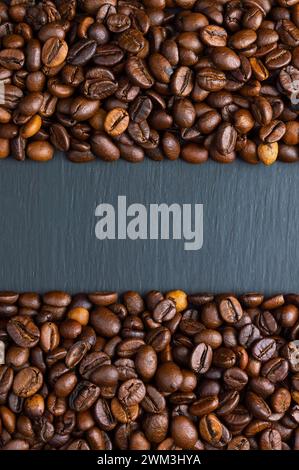 Hintergrund gerösteter Kaffeebohnen. Coffee-Shop-Konzept. Kaffeebohnen, Essenshintergrund und Textur von frisch gerösteten Kaffeebohnen, Banner von oben. Stockfoto