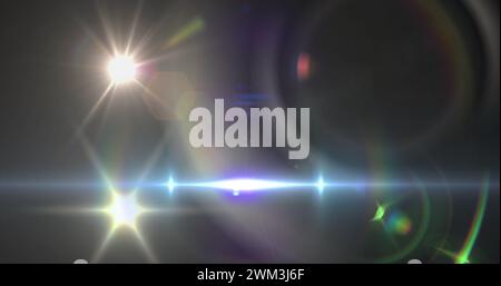 Bild eines Scheinwerfers mit Streulicht und Lichtstrahl, der sich über einen dunklen Hintergrund bewegt Stockfoto