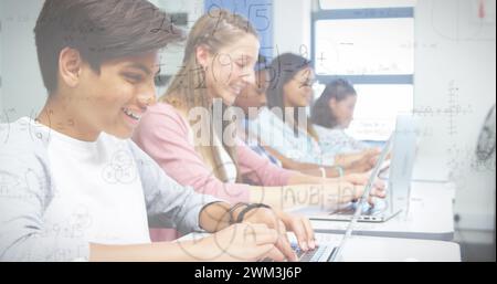 Bild mathematischer Formeln über Schüler, die Computer benutzen Stockfoto