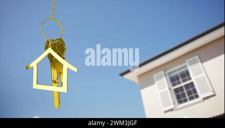 Bild von goldenen Hausschlüsseln und hausförmigen Schlüsselanhänger, die über einem Haus hängen, und blauem Himmel 4k Stockfoto