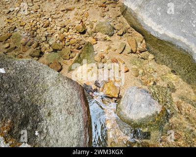 Wasser fließt durch den felsigen Fluss Stockfoto