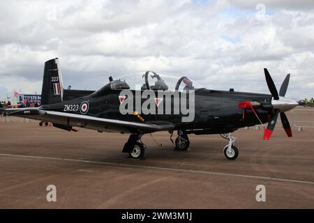 ZM323, ein Beechcraft Texan T1, der von der Royal Air Force (RAF) betrieben wird, auf statischer Anzeige bei der Royal International Air Tattoo 2023 (RIAT 2023), die bei der RAF Fairford in Gloucestershire, England, stattfand. Stockfoto