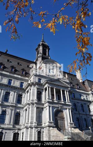 Montreals historisches Rathaus im Stil des Zweiten Empire, das ursprünglich 1878 fertiggestellt und nach einem Brand von 1922 wieder aufgebaut wurde, wird derzeit restauriert. Stockfoto