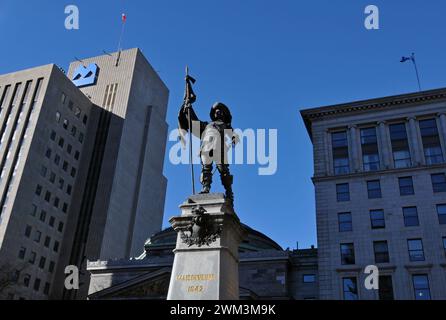 Ein Denkmal für den Gründer von Montreal, Paul de Chomedey, Sieur de Maisonneuve, im Herzen des Wahrzeichens Place d'Armes in der Altstadt von Montreal. Stockfoto