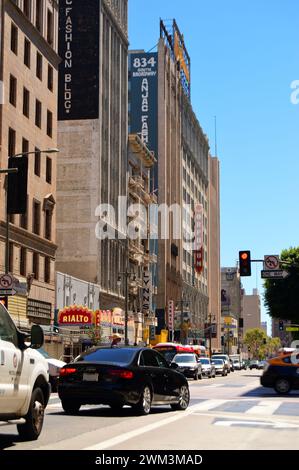 Vor den historischen Geschäften im Stadtzentrum von Los Angeles zieht der Verkehr zu einem Halt Stockfoto