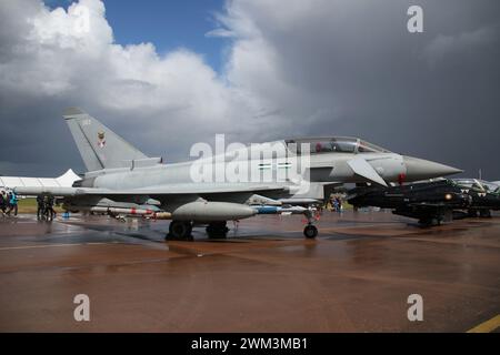 ZK383, ein Eurofighter Typhoon T3, betrieben von 12 Squadron, einer gemeinsamen Royal Air Force/Qatar Emiri Air Force, die zur Ausbildung und Integration katarischer Luft- und Bodenbesatzungen eingesetzt wurde, um einsatzbereit zu sein, auf statischer Anzeige bei der Royal International Air Tattoo 2023 (RIAT 23), die in der RAF Fairford in Gloucestershire, England, stattfand. Stockfoto