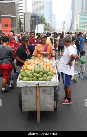 Mann verkauft Mangos auf der Straße am autofreien Tag in Jakarta, Indonesien. Stockfoto