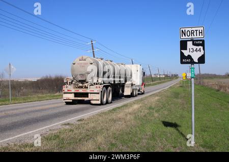 Ein Tankwagen fährt am 23. Februar 2024 auf einer Farm to Market Road in der Nähe der Stadt Falls City, Texas, USA, nach Norden. Fälle City und das umliegende Karnes County sind eines von 30 Countys, aus denen das Gebiet Eagle Ford Shale Oil and Gas Production Area besteht. In der Umgebung von Falls City ist seit dem 11. Februar 2024 eine Zunahme der seismischen Aktivität zu verzeichnen, darunter 23 Erdbeben. Experten haben viele Erdbeben in Texas mit dem sogenannten Fracking-Prozess der Öl- und Gasförderung in Verbindung gebracht. (Foto: Carlos Kosienski/SIPA USA) Stockfoto