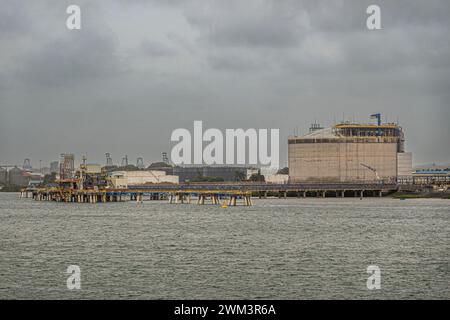 Limon Bay, Colon, Panama - 24. Juli 2023: AES Colon-Kraftwerk oder Termoelectrica, Hauptgebäude und Pier für Schiffe zur Entladung fossiler Brennstoffe unter Gra Stockfoto