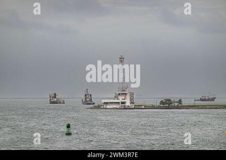Limon Bay, Colon, Panama - 24. Juli 2023: Hauptquartier des Panama Canal Port mit hoher Antenne, am Ende des Piers als Erweiterung der Docks unter grauem Himmel. Shi Stockfoto