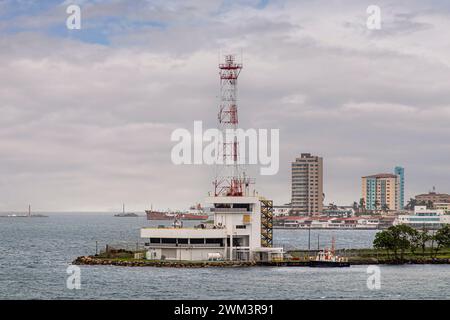 Limon Bay, Colon, Panama - 24. Juli 2023: Nahaufnahme, Panamakanal Port Captain Office mit hohem rot-weißem Antennenturm, am Ende des Piers als Verlängerung Stockfoto