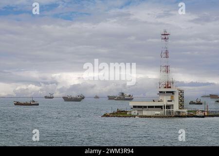 Limon Bay, Colon, Panama - 24. Juli 2023: Nahaufnahme, Panama Canal Port Captain Office mit hoher Antenne, am Ende des Piers als Erweiterung der Docks unter Grau Stockfoto